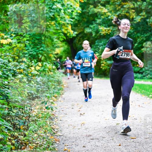 12.10.2025 - Bramfelder Halbmarathon 2025 Dr. Thomas Lammeyer http://msf.ph/oto/9346735 12.10.2025 10:21:24 Laufen 24, 25, 2686, 2795 meine-sportfotos.de
