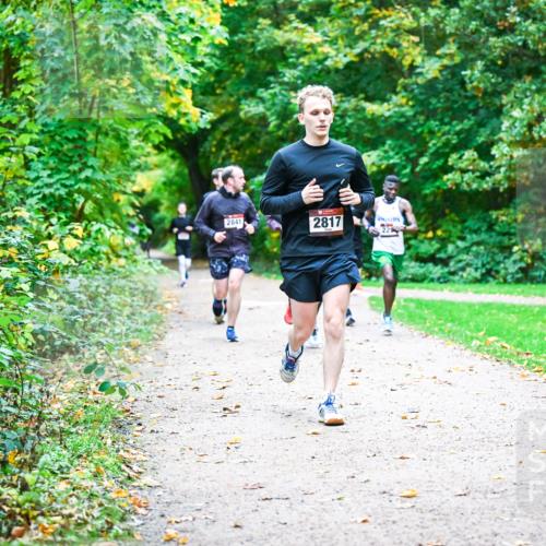 12.10.2025 - Bramfelder Halbmarathon 2025 Dr. Thomas Lammeyer http://msf.ph/oto/9347095 12.10.2025 10:22:32 Laufen 2841, 2817, 22 meine-sportfotos.de