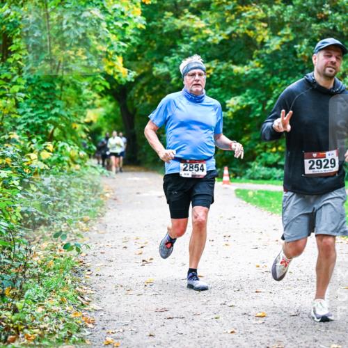 12.10.2025 - Bramfelder Halbmarathon 2025 Dr. Thomas Lammeyer http://msf.ph/oto/9347186 12.10.2025 10:22:50 Laufen 2854, 56, 2929 meine-sportfotos.de