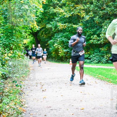 12.10.2025 - Bramfelder Halbmarathon 2025 Dr. Thomas Lammeyer http://msf.ph/oto/9347221 12.10.2025 10:23:01 Laufen 2576 meine-sportfotos.de