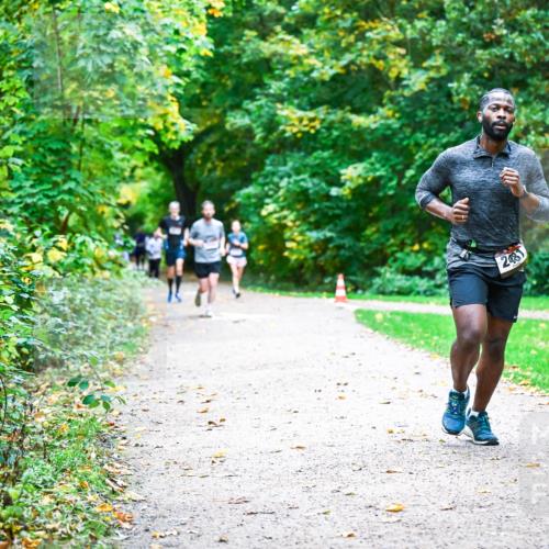 12.10.2025 - Bramfelder Halbmarathon 2025 Dr. Thomas Lammeyer http://msf.ph/oto/9347228 12.10.2025 10:23:02 Laufen 2481 meine-sportfotos.de