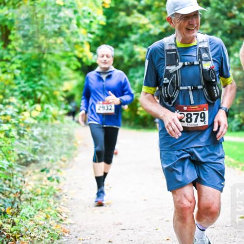 12.10.2025 - Bramfelder Halbmarathon 2025 Dr. Thomas Lammeyer http://msf.ph/oto/9347350 12.10.2025 10:23:27 Laufen 2932, 34, 2879 meine-sportfotos.de