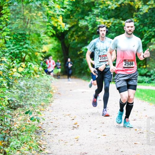 12.10.2025 - Bramfelder Halbmarathon 2025 Dr. Thomas Lammeyer http://msf.ph/oto/9347411 12.10.2025 10:23:42 Laufen 2587, 2586 meine-sportfotos.de