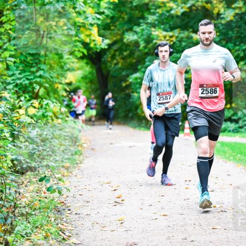 12.10.2025 - Bramfelder Halbmarathon 2025 Dr. Thomas Lammeyer http://msf.ph/oto/9347412 12.10.2025 10:23:42 Laufen 2587, 2586 meine-sportfotos.de