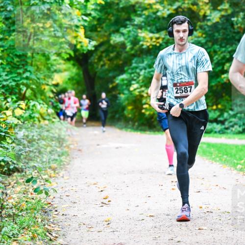 12.10.2025 - Bramfelder Halbmarathon 2025 Dr. Thomas Lammeyer http://msf.ph/oto/9347417 12.10.2025 10:23:43 Laufen 2587, 2586 meine-sportfotos.de