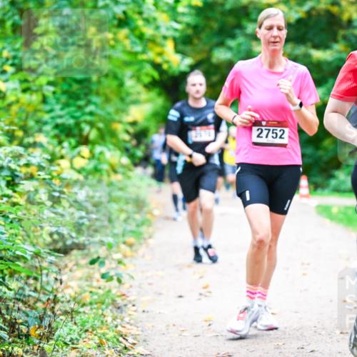 12.10.2025 - Bramfelder Halbmarathon 2025 Dr. Thomas Lammeyer http://msf.ph/oto/9347464 12.10.2025 10:23:53 Laufen 80, 2752, 34, 2624 meine-sportfotos.de