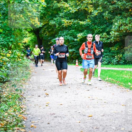 12.10.2025 - Bramfelder Halbmarathon 2025 Dr. Thomas Lammeyer http://msf.ph/oto/9347550 12.10.2025 10:24:13 Laufen 42, 2674, 2675 meine-sportfotos.de