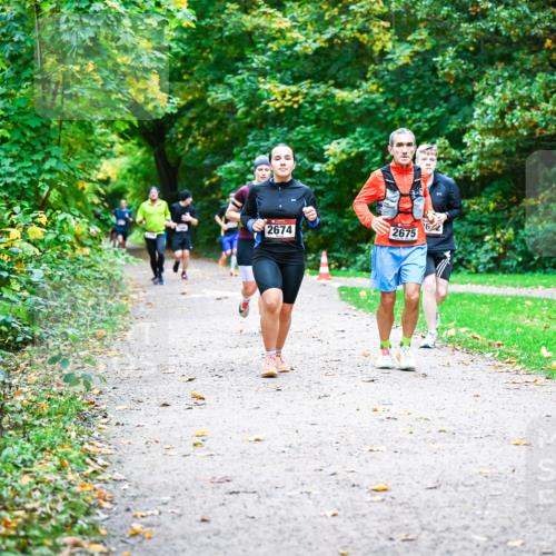 12.10.2025 - Bramfelder Halbmarathon 2025 Dr. Thomas Lammeyer http://msf.ph/oto/9347553 12.10.2025 10:24:14 Laufen 2674, 62, 2675 meine-sportfotos.de
