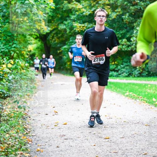 12.10.2025 - Bramfelder Halbmarathon 2025 Dr. Thomas Lammeyer http://msf.ph/oto/9347611 12.10.2025 10:24:23 Laufen 2412, 2786, 70, 2778 meine-sportfotos.de
