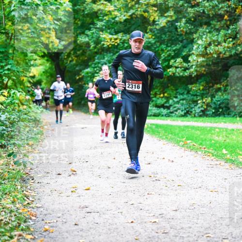 12.10.2025 - Bramfelder Halbmarathon 2025 Dr. Thomas Lammeyer http://msf.ph/oto/9347698 12.10.2025 10:24:44 Laufen 2291, 2316 meine-sportfotos.de