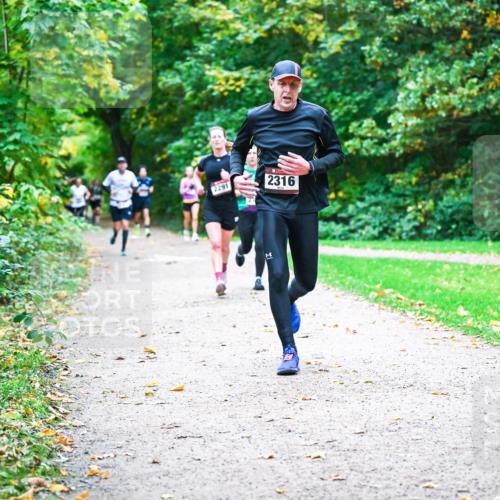 12.10.2025 - Bramfelder Halbmarathon 2025 Dr. Thomas Lammeyer http://msf.ph/oto/9347699 12.10.2025 10:24:44 Laufen 2291, 2316 meine-sportfotos.de