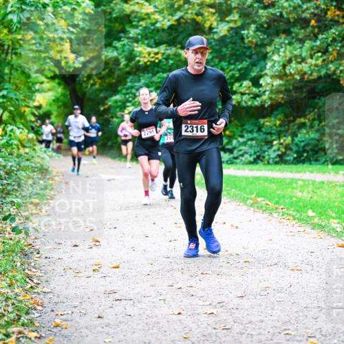 12.10.2025 - Bramfelder Halbmarathon 2025 Dr. Thomas Lammeyer http://msf.ph/oto/9347700 12.10.2025 10:24:44 Laufen 2291, 219, 2316 meine-sportfotos.de