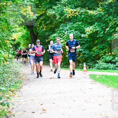 12.10.2025 - Bramfelder Halbmarathon 2025 Dr. Thomas Lammeyer http://msf.ph/oto/9347810 12.10.2025 10:25:07 Laufen 2839, 2628, 2691 meine-sportfotos.de