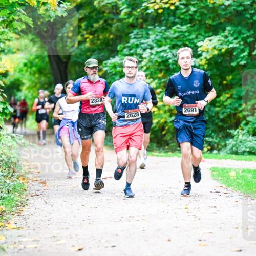 12.10.2025 - Bramfelder Halbmarathon 2025 Dr. Thomas Lammeyer http://msf.ph/oto/9347822 12.10.2025 10:25:09 Laufen 2839, 2024, 2628, 2691 meine-sportfotos.de