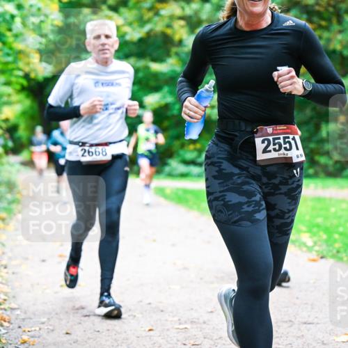 12.10.2025 - Bramfelder Halbmarathon 2025 Dr. Thomas Lammeyer http://msf.ph/oto/9348027 12.10.2025 10:25:46 Laufen 2668, 34, 2551, 59 meine-sportfotos.de