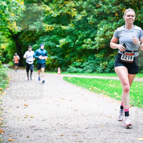 12.10.2025 - Bramfelder Halbmarathon 2025 Dr. Thomas Lammeyer http://msf.ph/oto/9348091 12.10.2025 10:26:00 Laufen 2219 meine-sportfotos.de