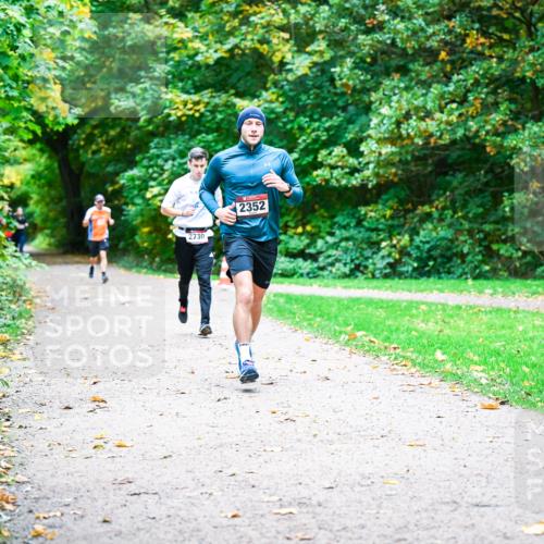 12.10.2025 - Bramfelder Halbmarathon 2025 Dr. Thomas Lammeyer http://msf.ph/oto/9348100 12.10.2025 10:26:02 Laufen 2730, 2352 meine-sportfotos.de