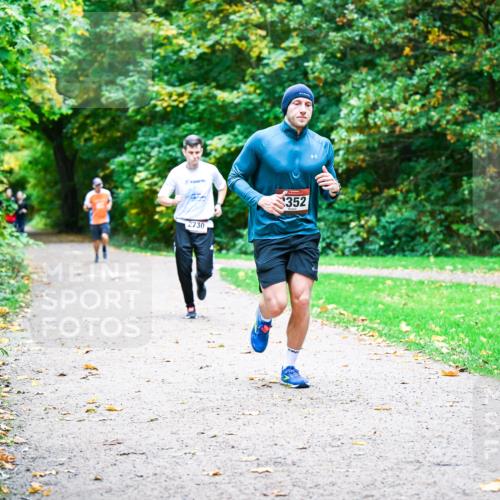 12.10.2025 - Bramfelder Halbmarathon 2025 Dr. Thomas Lammeyer http://msf.ph/oto/9348104 12.10.2025 10:26:03 Laufen 2730, 352 meine-sportfotos.de