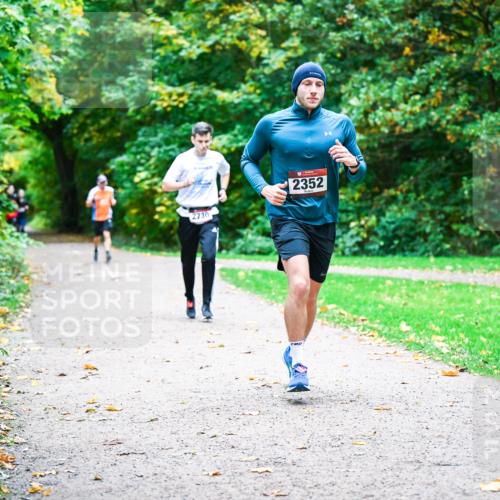 12.10.2025 - Bramfelder Halbmarathon 2025 Dr. Thomas Lammeyer http://msf.ph/oto/9348105 12.10.2025 10:26:03 Laufen 2730, 2352 meine-sportfotos.de