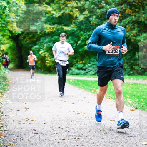 12.10.2025 - Bramfelder Halbmarathon 2025 Dr. Thomas Lammeyer http://msf.ph/oto/9348108 12.10.2025 10:26:03 Laufen 2230, 2352 meine-sportfotos.de