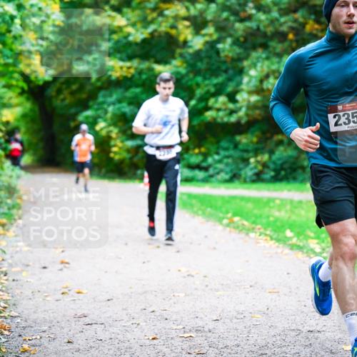 12.10.2025 - Bramfelder Halbmarathon 2025 Dr. Thomas Lammeyer http://msf.ph/oto/9348111 12.10.2025 10:26:03 Laufen 2381, 2352 meine-sportfotos.de