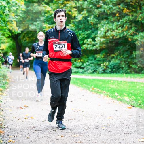 12.10.2025 - Bramfelder Halbmarathon 2025 Dr. Thomas Lammeyer http://msf.ph/oto/9348146 12.10.2025 10:26:14 Laufen 281, 2537 meine-sportfotos.de