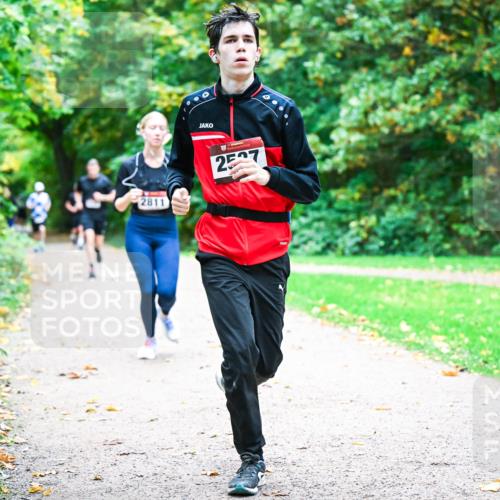 12.10.2025 - Bramfelder Halbmarathon 2025 Dr. Thomas Lammeyer http://msf.ph/oto/9348148 12.10.2025 10:26:15 Laufen 2811, 2527 meine-sportfotos.de