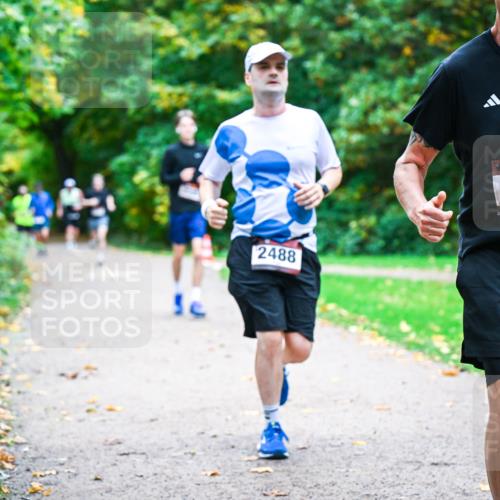 12.10.2025 - Bramfelder Halbmarathon 2025 Dr. Thomas Lammeyer http://msf.ph/oto/9348200 12.10.2025 10:26:26 Laufen 2488, 2246 meine-sportfotos.de