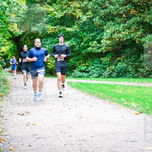 12.10.2025 - Bramfelder Halbmarathon 2025 Dr. Thomas Lammeyer http://msf.ph/oto/9348309 12.10.2025 10:26:47 Laufen 2304, 210, 2366 meine-sportfotos.de