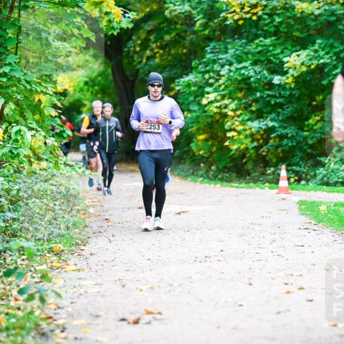 12.10.2025 - Bramfelder Halbmarathon 2025 Dr. Thomas Lammeyer http://msf.ph/oto/9348546 12.10.2025 10:27:45 Laufen 2253, 2572 meine-sportfotos.de