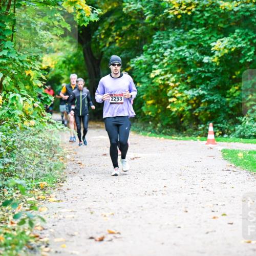 12.10.2025 - Bramfelder Halbmarathon 2025 Dr. Thomas Lammeyer http://msf.ph/oto/9348548 12.10.2025 10:27:45 Laufen 2253 meine-sportfotos.de