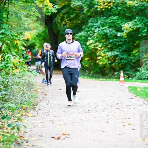 12.10.2025 - Bramfelder Halbmarathon 2025 Dr. Thomas Lammeyer http://msf.ph/oto/9348553 12.10.2025 10:27:46 Laufen 2253 meine-sportfotos.de