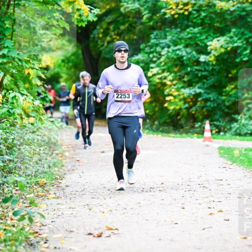 12.10.2025 - Bramfelder Halbmarathon 2025 Dr. Thomas Lammeyer http://msf.ph/oto/9348558 12.10.2025 10:27:47 Laufen 2253 meine-sportfotos.de