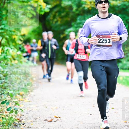 12.10.2025 - Bramfelder Halbmarathon 2025 Dr. Thomas Lammeyer http://msf.ph/oto/9348570 12.10.2025 10:27:49 Laufen 13433, 2253 meine-sportfotos.de