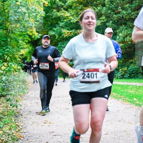 12.10.2025 - Bramfelder Halbmarathon 2025 Dr. Thomas Lammeyer http://msf.ph/oto/9348704 12.10.2025 10:28:15 Laufen 2215, 2401, 2403 meine-sportfotos.de