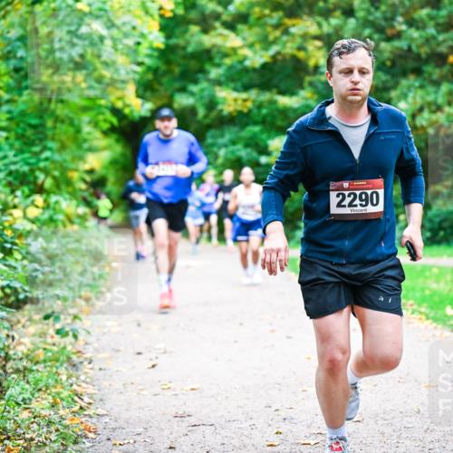 12.10.2025 - Bramfelder Halbmarathon 2025 Dr. Thomas Lammeyer http://msf.ph/oto/9348810 12.10.2025 10:28:39 Laufen 2290 meine-sportfotos.de