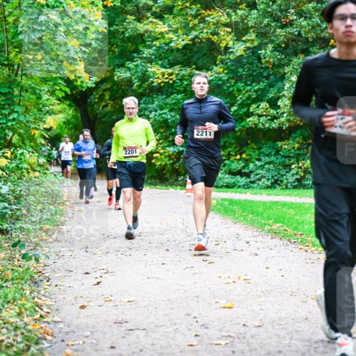 12.10.2025 - Bramfelder Halbmarathon 2025 Dr. Thomas Lammeyer http://msf.ph/oto/9348921 12.10.2025 10:29:00 Laufen 2232, 2201, 2211 meine-sportfotos.de