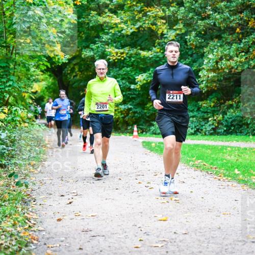 12.10.2025 - Bramfelder Halbmarathon 2025 Dr. Thomas Lammeyer http://msf.ph/oto/9348926 12.10.2025 10:29:01 Laufen 2211, 2201 meine-sportfotos.de