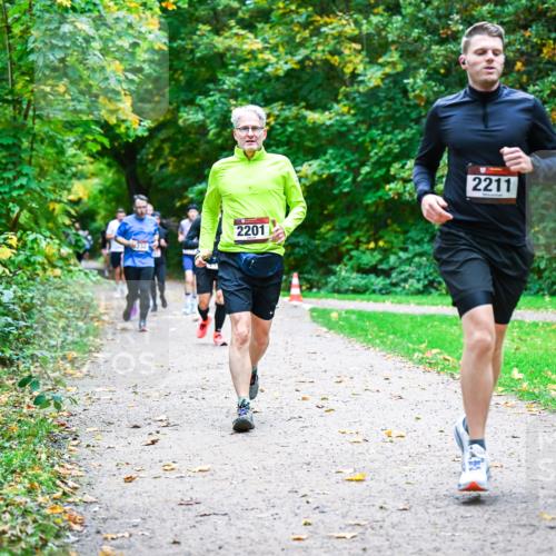 12.10.2025 - Bramfelder Halbmarathon 2025 Dr. Thomas Lammeyer http://msf.ph/oto/9348932 12.10.2025 10:29:02 Laufen 2201, 2211 meine-sportfotos.de