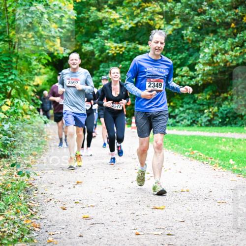12.10.2025 - Bramfelder Halbmarathon 2025 Dr. Thomas Lammeyer http://msf.ph/oto/9349328 12.10.2025 10:30:27 Laufen 2592, 98, 2577, 2349 meine-sportfotos.de
