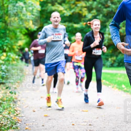 12.10.2025 - Bramfelder Halbmarathon 2025 Dr. Thomas Lammeyer http://msf.ph/oto/9349340 12.10.2025 10:30:29 Laufen 2592, 34, 2349 meine-sportfotos.de