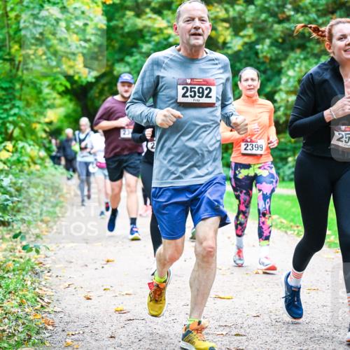 12.10.2025 - Bramfelder Halbmarathon 2025 Dr. Thomas Lammeyer http://msf.ph/oto/9349344 12.10.2025 10:30:30 Laufen 2592, 2399, 2577 meine-sportfotos.de