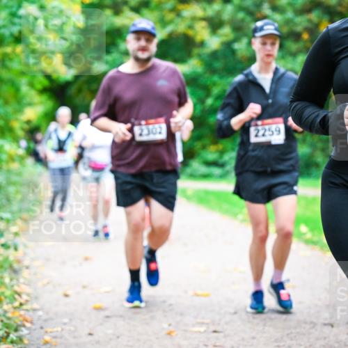 12.10.2025 - Bramfelder Halbmarathon 2025 Dr. Thomas Lammeyer http://msf.ph/oto/9349352 12.10.2025 10:30:32 Laufen 2302, 2259, 4, 2398, 89 meine-sportfotos.de