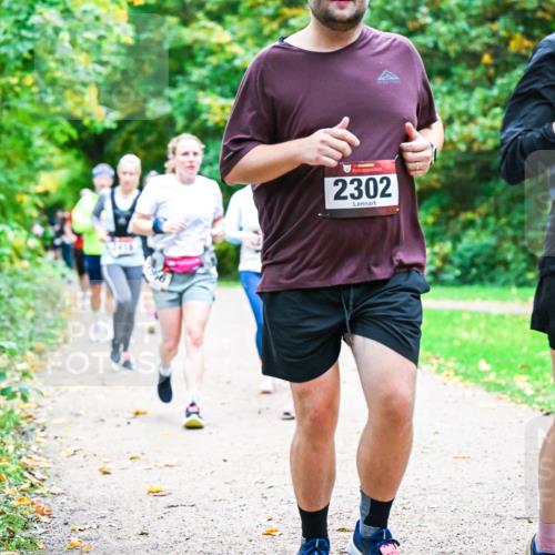 12.10.2025 - Bramfelder Halbmarathon 2025 Dr. Thomas Lammeyer http://msf.ph/oto/9349353 12.10.2025 10:30:32 Laufen 2302, 2259, 140 meine-sportfotos.de