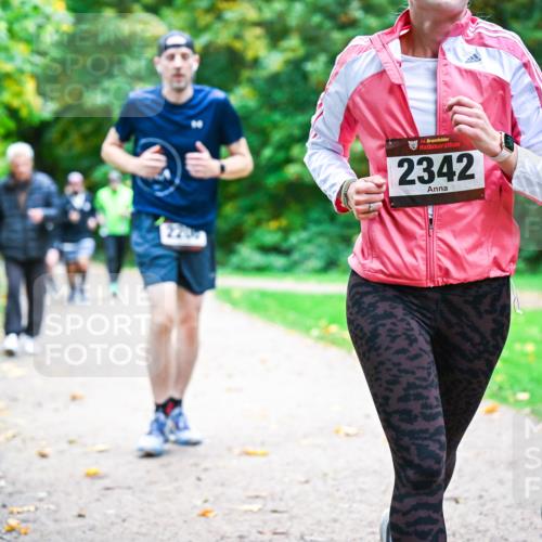 12.10.2025 - Bramfelder Halbmarathon 2025 Dr. Thomas Lammeyer http://msf.ph/oto/9349440 12.10.2025 10:30:48 Laufen 34, 2342, 2405 meine-sportfotos.de