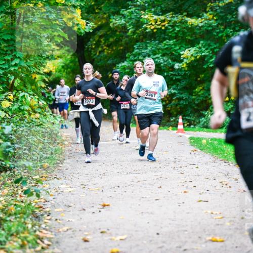 12.10.2025 - Bramfelder Halbmarathon 2025 Dr. Thomas Lammeyer http://msf.ph/oto/9349821 12.10.2025 10:32:05 Laufen 20, 00, 2467, 2373, 2390, 2374, 2822 meine-sportfotos.de