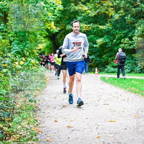 12.10.2025 - Bramfelder Halbmarathon 2025 Dr. Thomas Lammeyer http://msf.ph/oto/9349887 12.10.2025 10:32:16 Laufen 24, 2789 meine-sportfotos.de
