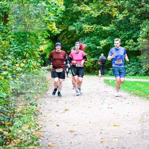 12.10.2025 - Bramfelder Halbmarathon 2025 Dr. Thomas Lammeyer http://msf.ph/oto/9349954 12.10.2025 10:32:27 Laufen 2229, 2226, 2803 meine-sportfotos.de