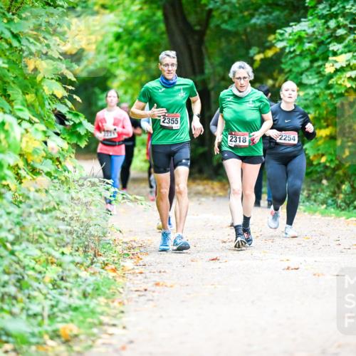 12.10.2025 - Bramfelder Halbmarathon 2025 Dr. Thomas Lammeyer http://msf.ph/oto/9350317 12.10.2025 10:33:47 Laufen 2355, 2318, 2254 meine-sportfotos.de