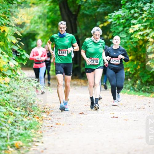 12.10.2025 - Bramfelder Halbmarathon 2025 Dr. Thomas Lammeyer http://msf.ph/oto/9350320 12.10.2025 10:33:47 Laufen 2355, 2254, 2318 meine-sportfotos.de